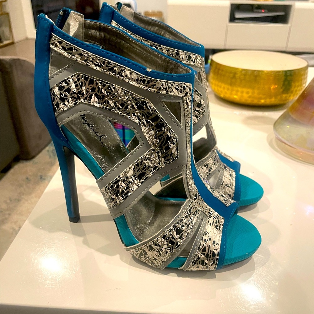 Blue heels in excellent condition. Never worn.